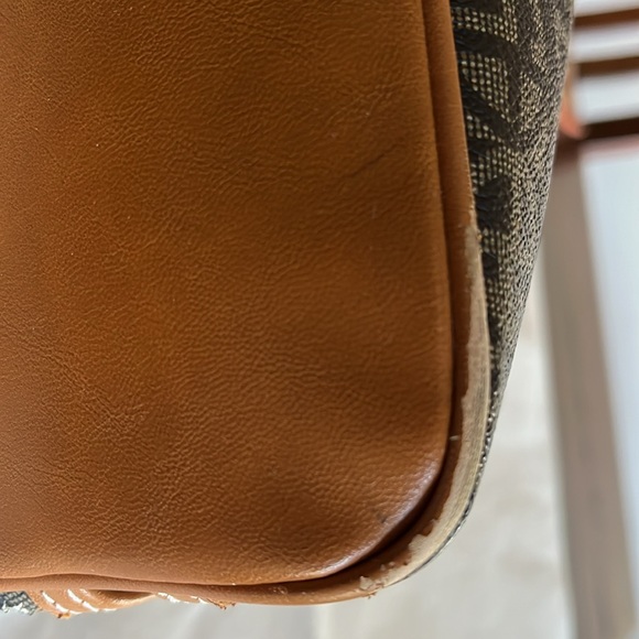 Giani Bernini
Block Signature Dome Satchel - Picture 3 of 7